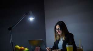 Por que você sente vontade de reorganizar a vida durante a noite?