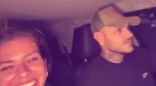 Namorada posta vídeo com corpo fora de carro e jogador é proibido de dirigir