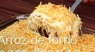 Arroz de forno cremoso e saboroso feito para reaproveitar as sobras da geladeira de um jeito muito fácil