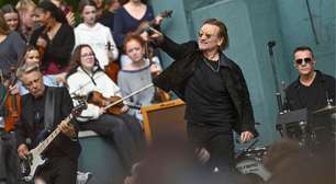 Veja o U2 se apresentar em sua antiga escola para celebrar 50 anos