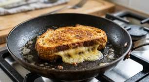 Troque a manteiga por maionese do lado de fora do pão: o grilled cheese fica mais uniformemente dourado, crocante e com menos risco de queimar antes de o queijo derreter