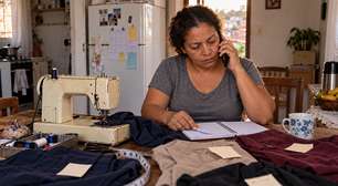 Costureira perdeu o emprego aos 52 anos e começou a consertar uniformes na mesa da cozinha até montar uma pequena oficina no bairro