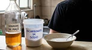 Bicarbonato, vinagre ou shampoo: o que realmente ajuda a acabar com a caspa