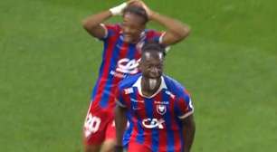 Vídeo: jogador faz dois gols e abaixa o calção para comemorar