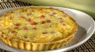 Aprenda a fazer quiche prática de presunto e queijo com toque especial