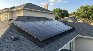 Painéis solares no telhado estão virando abrigo para pombos, mas especialistas dizem que uma simples tela pode funcionar melhor que aparelhos ultrassônicos sem prejudicar a ventilação