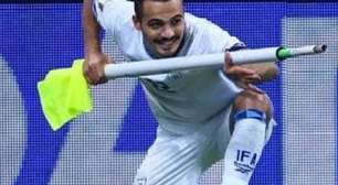 Jogador de Israel arranca bandeirinha ao festejar e é expulso