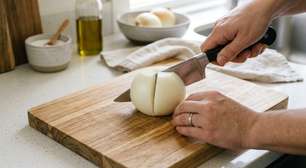 Coloque a cebola na geladeira antes de cortar: o frio reduz a atividade das enzimas que liberam os compostos irritantes e pode fazer você chorar muito menos na cozinha