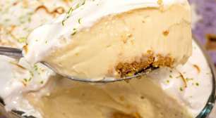 Torta de limão trufada servida na travessa com um creme divino e cobertura de merengue suíço