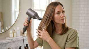 Duas cabeleireiras concordam: "Se você tem o cabelo fino, secar o cabelo com a função de ar frio reduz o dano por calor, aumenta seu brilho e diminui o frizz."