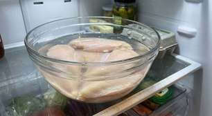 Deixe os peitos de frango de molho em 2 ingredientes antes de cozinhar para obter resultados mais suculentos