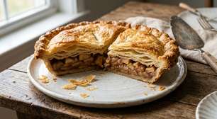 O segredo da massa de torta mais folhada não está em colocar mais manteiga: manter pedaços visíveis de manteiga bem gelada é o que cria pequenas camadas quando ela derrete no forno
