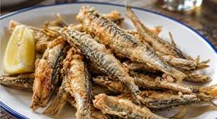 Cozinheiros experientes revelam: "O segredo para fazer o melhor peixe frito está em retirar o excesso de farinha antes de fritar"