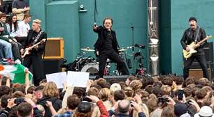 U2 comemora 50 anos de carreira com show surpresa em frente à sua antiga escola em Dublin