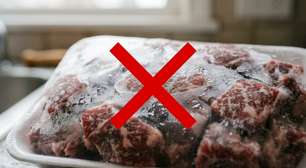 Tirar a carne do congelador pela manhã e deixá-la descongelando na pia parece prático, mas no Canadá a recomendação é usar a geladeira, água fria ou o micro-ondas para evitar que ela permaneça muito tempo em temperatura ambiente