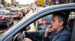 Ele acendeu um cigarro para encarar o engarrafamento e terminou o dia com menos 4 pontos na carteira: agente flagra condutor sem as mãos no volante e aplica multa média