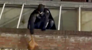 Homem vestido de Batman persegue ladrão e recupera bolsa roubada na Inglaterra