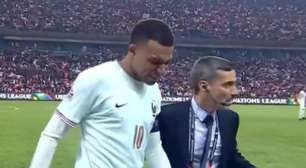 Mbappé machuca joelho em gol e causa apreensão na França