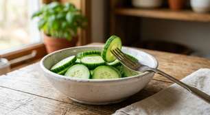 Antes de misturar o pepino à salada, faça isso por 10 minutos: uma pequena quantidade de sal retira o excesso de água e ajuda a manter as fatias crocantes por mais tempo