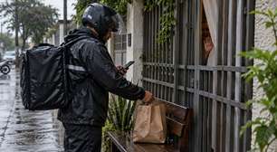 Entregador fazia pedidos para a mesma casa quase toda semana e estranhava que ninguém nunca aparecesse na porta, até perceber que havia alguém observando todas as entregas por trás da janela