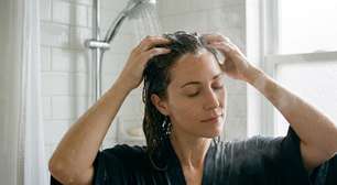O shampoo deve priorizar o couro cabeludo, enquanto o comprimento recebe a espuma que escorre, evitando atrito desnecessário nas pontas