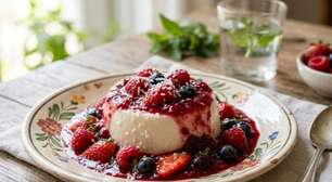 Manjar de coco com calda de frutas vermelhas: cremoso e fácil