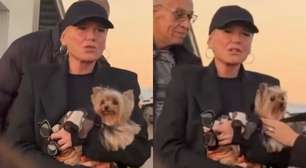 Xuxa passa por momento de tensão em aeroporto e dá bronca em fã após susto em pet: 'Quase morre'