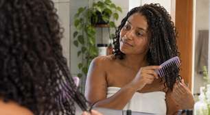 Quem tem cabelos cacheados está apostando nesta técnica com vapor para diminuir o frizz e melhorar a definição