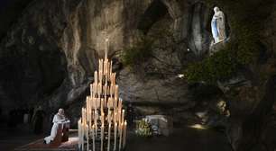 Papa roga pelo 'fim do ódio e violência' em Gruta das Aparições em Lourdes