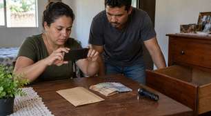 Casal comprou um móvel usado por um valor baixo, começou a desmontá lo para restaurar e encontrou várias notas escondidas em um compartimento que o vendedor aparentemente desconhecia