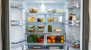 No Canadá, carne crua não deve ficar em qualquer prateleira da geladeira: colocá-la em recipiente fechado na parte de baixo evita que líquidos escorram sobre frutas, verduras e outros alimentos prontos para consumo