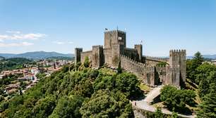 Considerada o berço da identidade portuguesa, a cidade que foi a primeira capital do país conserva castelo, ruas medievais e construções que ajudam a contar quase mil anos de transformação urbana