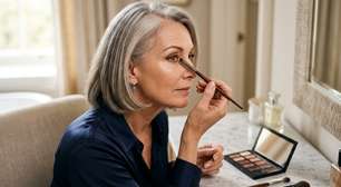 Para abrir o olhar a partir dos 50/60 anos, aplique na raiz dos cílios uma sombra de olhos de cor marrom ou bordô como se fosse um delineador