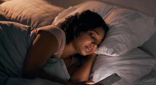 Procrastinação do sono: 5 minutos no celular antes de dormir podem virar 40. Por quê?