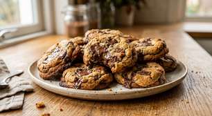 Os confeiteiros sabem que assar o cookie imediatamente nem sempre dá o melhor resultado: descansar a massa na geladeira intensifica o sabor, controla o espalhamento e muda a textura