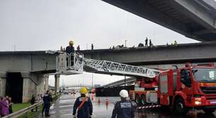 Duas pessoas morrem após caminhão despencar da Ponte Nova do Guaíba, em Porto Alegre