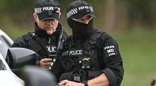 Polícia britânica prende cinco suspeitos de planejarem ato terrorista próximo a uma base aérea utilizada pelo exército dos EUA