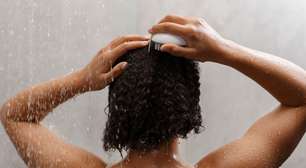 Qual é a maneira correta de lavar o cabelo?