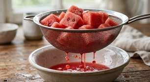 Não coloque a melancia cortada diretamente na salada: um pouco de açúcar e 30 minutos no escorredor retiram parte da água sem destruir a textura da fruta