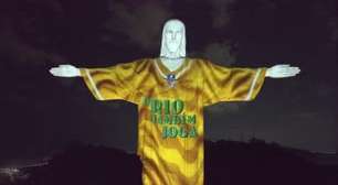 Cristo Redentor entra no clima do Maracanã e ganha projeção da NFL