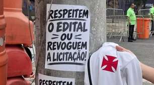 Torcedores do Vasco colam cartazes no Maracanã em protesto antes de jogo da NFL