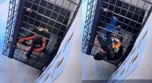 Homem passa por buraco de grade e foge de cela de delegacia em Florianópolis