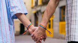 Casal gay é cercado e espancado após caminhar de mãos dadas na Itália