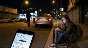 Motorista de aplicativo fica sem combustível no meio da madrugada e deixa o passageiro sozinho na rua por horas, mas a corrida ainda é cobrada; uma viagem interrompida pode ultrapassar o simples aborrecimento e acabar em indenização