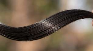 Cominho-preto é a pequena semente usada em uma tintura caseira para escurecer os fios brancos desde a raiz