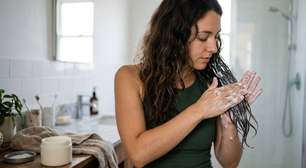 Os especialistas em cabelo concordam: "A máscara ou o óleo capilar deve ser aplicado com o cabelo seco para que seja melhor absorvido e tenha uma ação mais profunda."