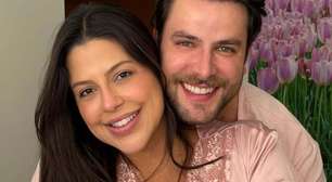 Ainda presta? Ex-BBBs Laís Caldas e Gustavo Marsengo chocam ao provar bolo de casamento guardado há um ano