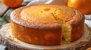 Tem laranja em casa? Aprenda a fazer esse bolo fofinho de liquidificador para o lanche da tarde
