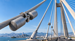 Cabos de pontes recebem pequenos dispositivos que parecem pesos, mas ajudam a reduzir vibrações provocadas pelo vento antes que elas cresçam