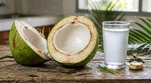 Beber água de coco todos os dias: os benefícios que a bebida pode trazer para hidratação e equilíbrio de minerais